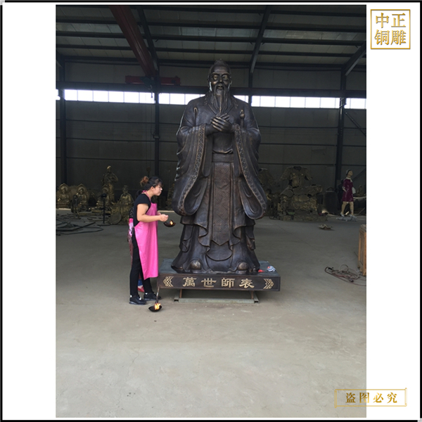 1.學(xué)?？鬃咏虒W(xué)雕塑.jpg
